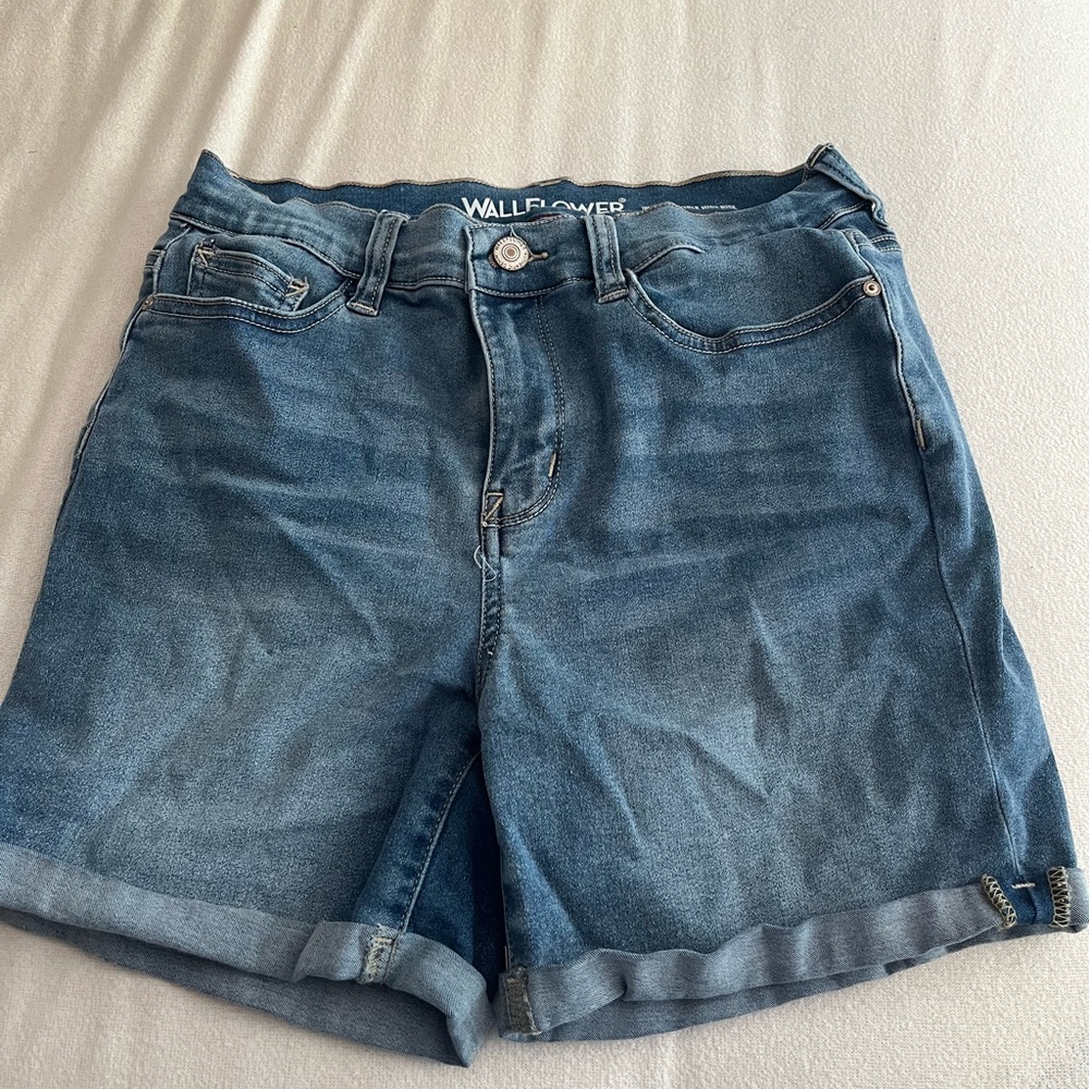 INSTASOFT® IRRESISTIBLE HIGH WAIST SHORTS MEDIUM WASH